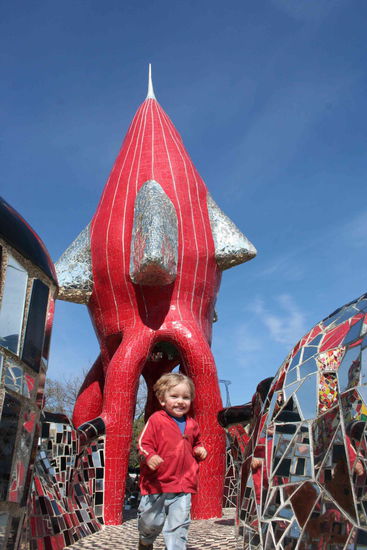 Im Tarotgarten, der wirklich schön ist und beeindruckend. Für die Erwachsenen empfehle ich den beschreibenden Katalog dazu.