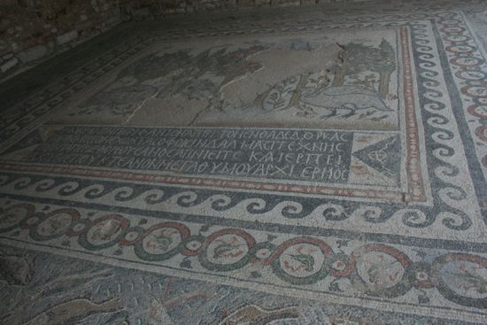 Hier ein Mosaik von Nikopolis