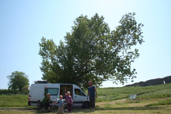 Unsere Villa, wir, der Schattenspender und die römische Mauer beim Mittagessen.