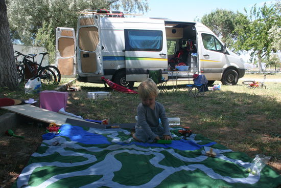 Die Gelb-Grün-Blaue-Seite und mit Laurin auf seiner Spieldecke.