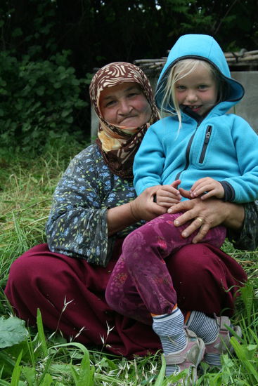 Diese liebe Witwe, die genau eine Kuh besitzt und ein paar Olivenbäume, sie schenkte uns eine XL-Colaflasche mit Oliven gefüllt, die wir aber noch zwei Monate nicht aufmachen dürfen, da die Oliven noch nicht gut zum essen sind...