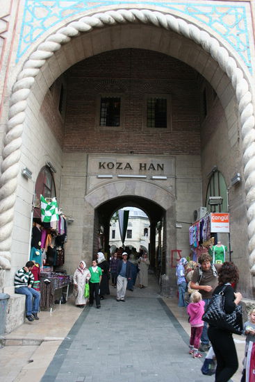 Im Koza Han gibt es alle mögliche Kopftücher und Seide zu erstehen. Han bedeutet an sich Herberge oder Gasthaus. Hier ist es einfach ein grosser Innenhof mit Teegarten und aussenrum über zwei traumhafte Stockwerke Geschäfte.