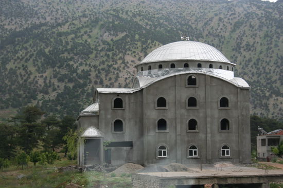 Eine von den vielen unfertigen Moschee.
