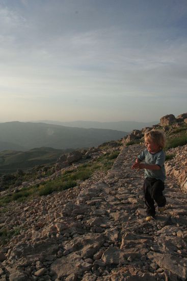 Laurin freut sich schon oben zu sein und winkt hüpfend zu Mia und mir hinunter.