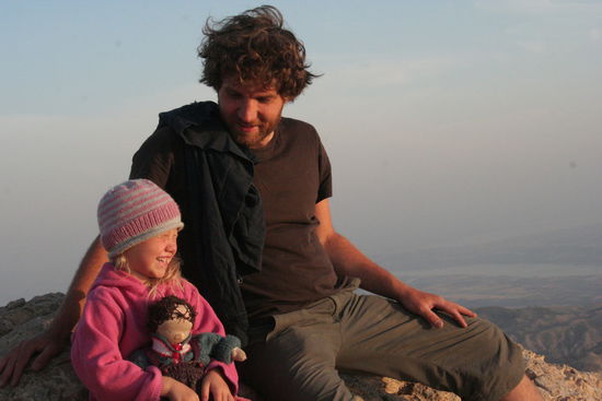 Mia singt: Ich schaue in die Sonne. Ich schaue in die Sonne. Und kneift dabei die Augen zu.