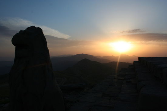 Der Sonnenaufgang auf der anderen Seite des Tumulus, mit dem Löwen und der sehr windigen Terrasse.