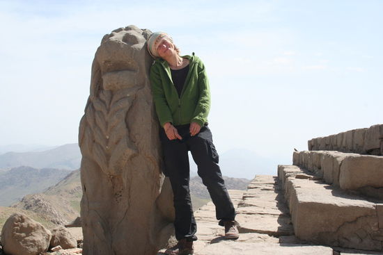 Nur so zur Info, das Tuch habe ich nur auf um meine Haare im Winde etwas zu bändigen und dabei habe ich glatt noch den Löwen gebändigt.