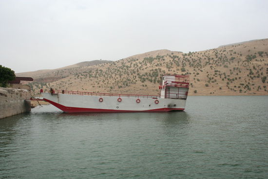 So eine Fähre nahmen wir über den Stausee.