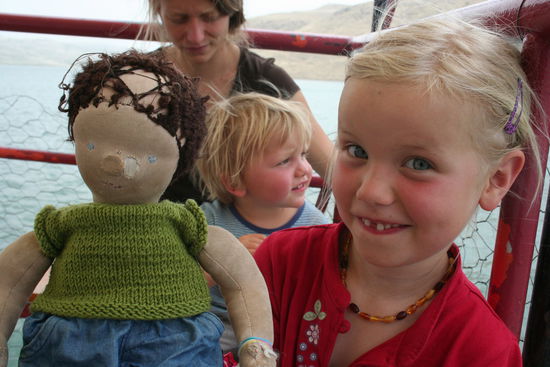 Auf der Fähre. Mias geliebter Frieder wird sicher nicht mehr neuer, aber sie will nun wirklich keine neue Puppe.
