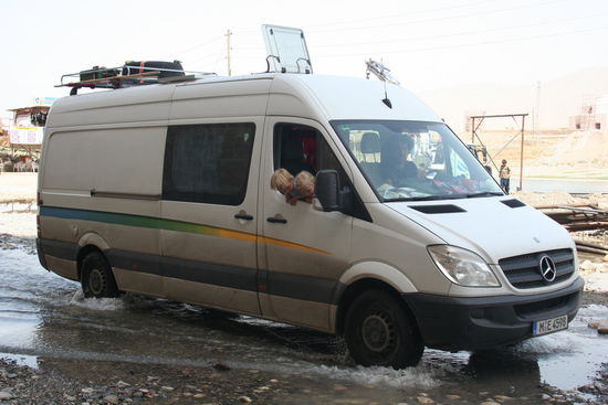 Laurin verlangt immer wieder durch grosse und kleine Pfützen zu fahren. Das ist wirklich eine Leidenschaft für ihn.
