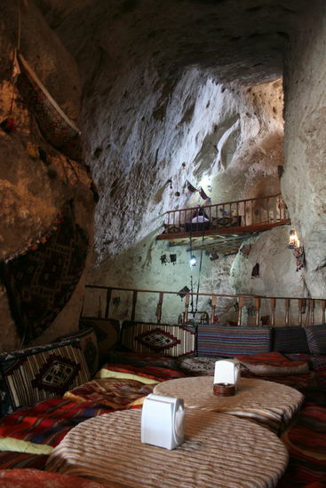 Ein kleines Höhlengasthaus. Kühl und angenehm bei Temperaturen über 40 Grad.