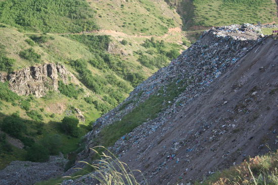 Müll hinunter in den Fluss.