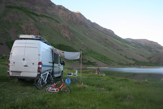 Mit einem der drei Kraterseen.