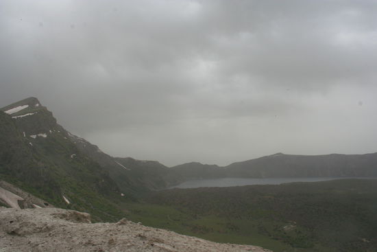 Bei Abfahrt noch ein wolkiger Blick in den riesigen Krater.