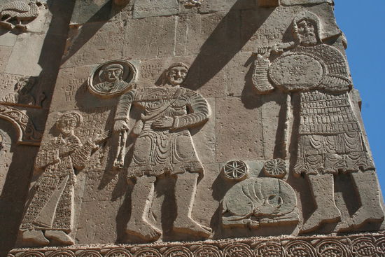 Mit den in Tuffstein gemeiselten Geschichten.