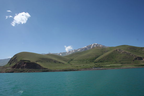 Allein die Fahrt über diesen riesigen See mit dem schweren Sodawasser, in dem man auch nicht untergeht, ist naja mal wieder traumhaft, formidable halt.