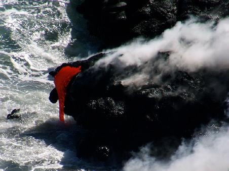 Lava tropft ins Meer