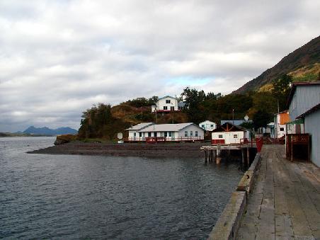 Zachar Bay Lodge
(das grosse Flache Haus in der Bildmitte ist der Speisesaal mit Kuche und Aufenhaltsraum)