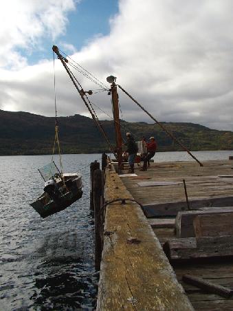 Jims Boot wird auf das Dock geholt
