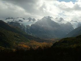 Das von uns so getaufte Golden Valley mit den vergletscherten Hochflaechen um Koniag Peak