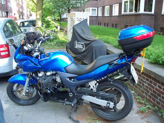 ...und das ist mein blauer Flitzer....