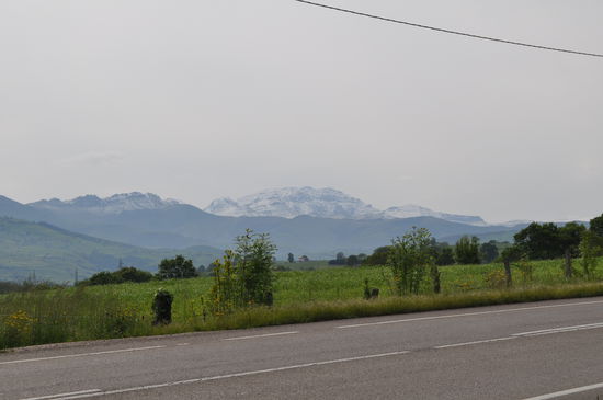 Schnee auf den Bergen im Mai