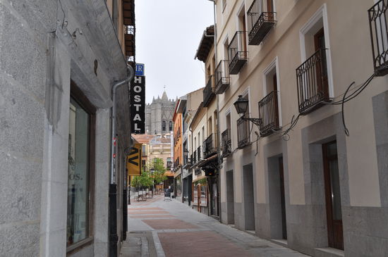 Straßenzug und im Hintergrund die Kathedrale von Avila