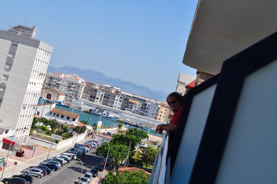 Gandia zwischen den Häusern mit Blick auf den Hafen