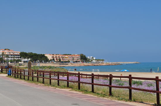 Keine Hochhausbebauung und ein schön angelegter Strand.