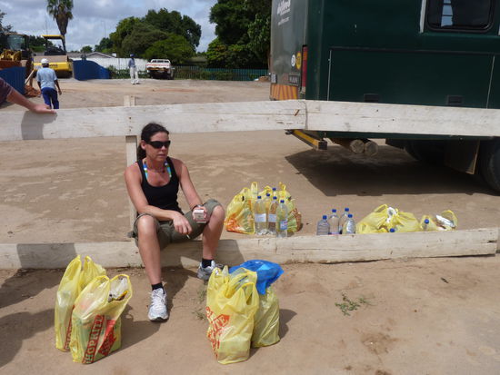 mit unseren Tüten warten wir auf unseren Guide