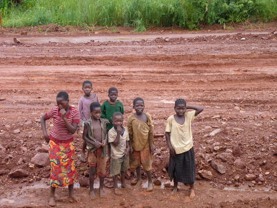 als wir im Matsch steckten kamen die Kids und schauten uns erwartungsvoll an