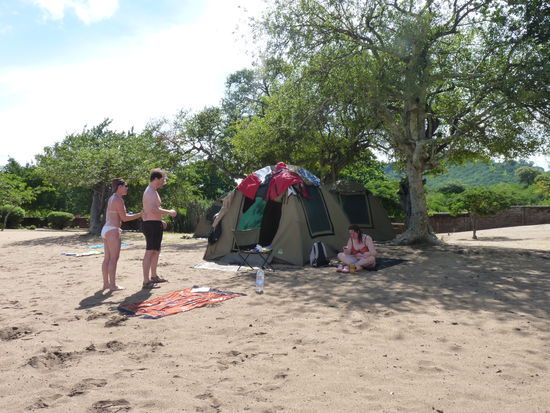 ein wunderschöner Tag am Strand,eincremen die Sonne ist heiß