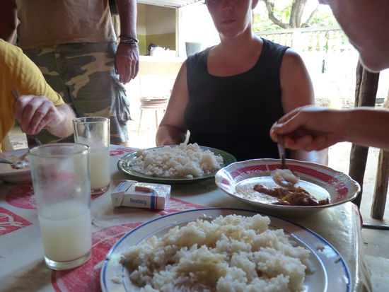 Unser Mittagessen,Reis mit Huhn oder Fisch.Das weiße ist Kokosnußbier - einfach ekelhaft