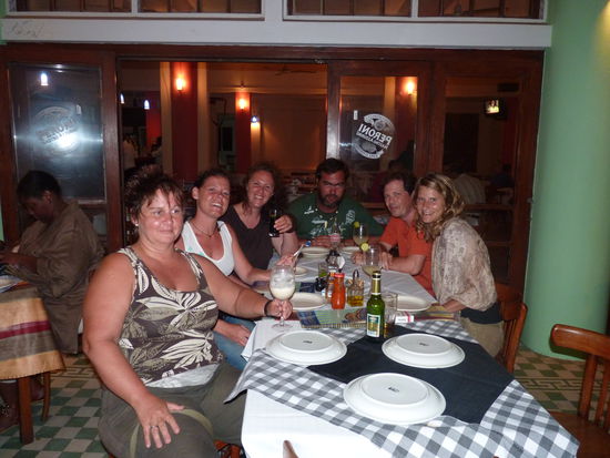 ein schönes Abendessen , ein Cocktail und leckere Sangria