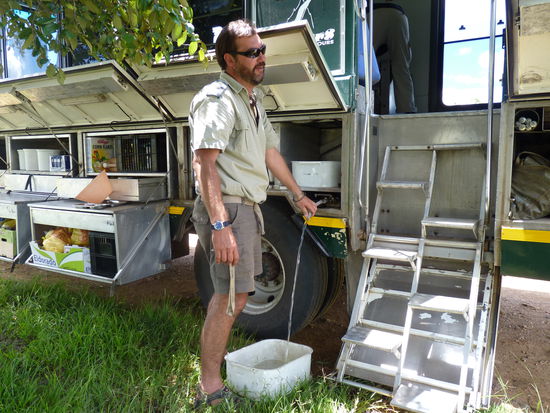 hier seht ihr schon ein wenig ,die Kisten die da runter hängen,werden nach oben geklappt und reingeschoben,fertig