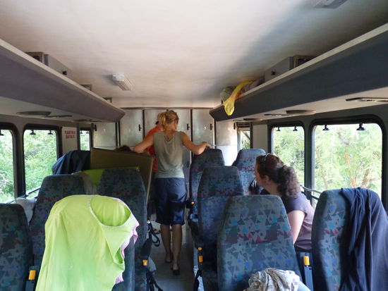 im Hintergrund sind die Fächer lang aber schmal    hinter den letzten Sitzen ist die Gefrierbox und die Kühlbox-geht aber nur wenn Eis da ist  also selten .  An jedem Rücksitz ein Beutel mit Fächer zum verstauen von Kleinigkeiten während der Fahrt.