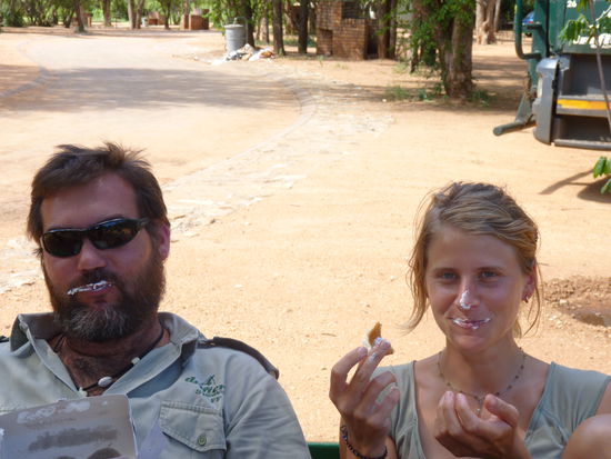 eh, die zwei futtern Sahnetörtchen