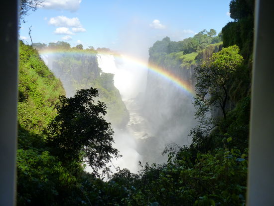 ein wunderschöner Regenbogen zog sich über den Fluß