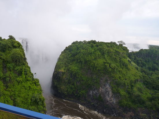 ein Blick auf die Vict.fälle von der Brücke nach Sambia