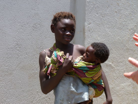 die große Schwester mit ihrem kleinen Brüderchen