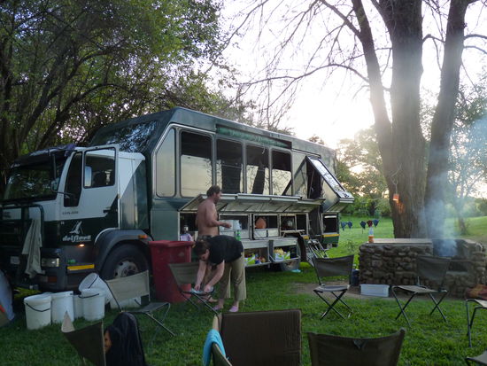 angekommen in unserem Camp Lower Zambesi Valley am Kafue Fluß. Der Truck wurde erst mal aufgeklappt und es wurde alles vorbereitet für den morgigen Tag