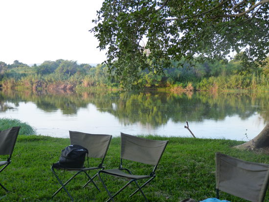 ein paar Meter vom Fluß machten wir es uns gemütlich. Hippos ließen sich nicht sehen,zumindest nicht in dieser Nacht.