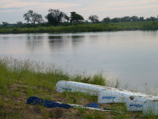 angekommen auf einer einsammen Insel,umgeben von vielen Hippos,hieß es auspacken und aufbauen