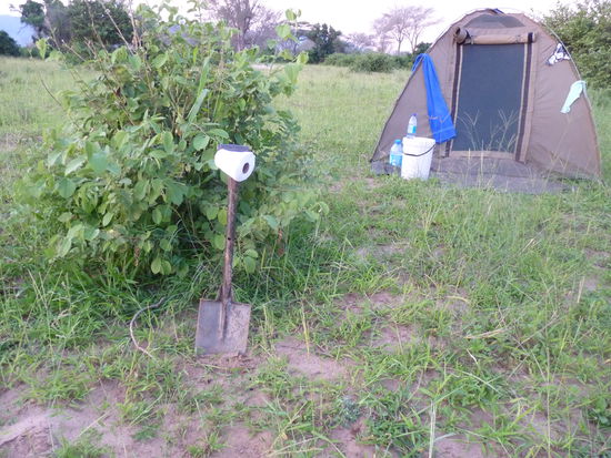 unser Nachtlager,     wenn der Spaten weg ist, ist das Klo besetzt