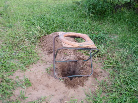 unser Freiluftklo aufgestellt hinter einem großen Busch.dieses Klo wurde aber in der Nacht nicht benutzt      Angst?????     nein bloß nicht!!!