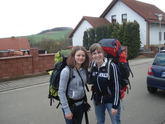 ich ( links ) und meine Freundin Julia beim "Einwandern" unserer Rucksäcke