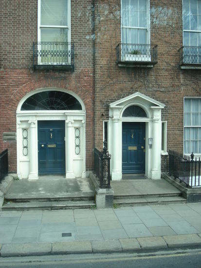 blaue Türen in Dublin