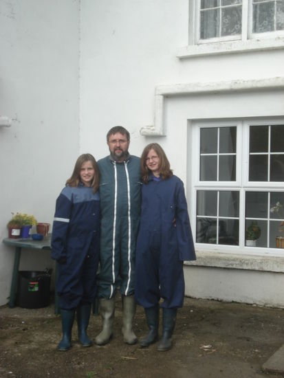 meine Schwestern und mein Vater in Melkkleidung =)