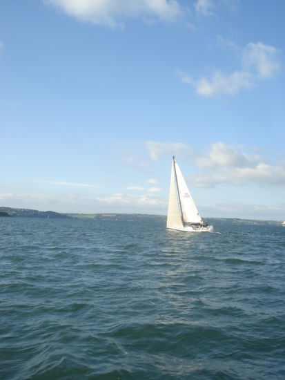 wenn man genau hinguckt, sieht man, wie schief das Segelboot im Wasser liegt