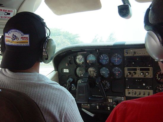 Der Pilot wartet auf die Starterlaubnis